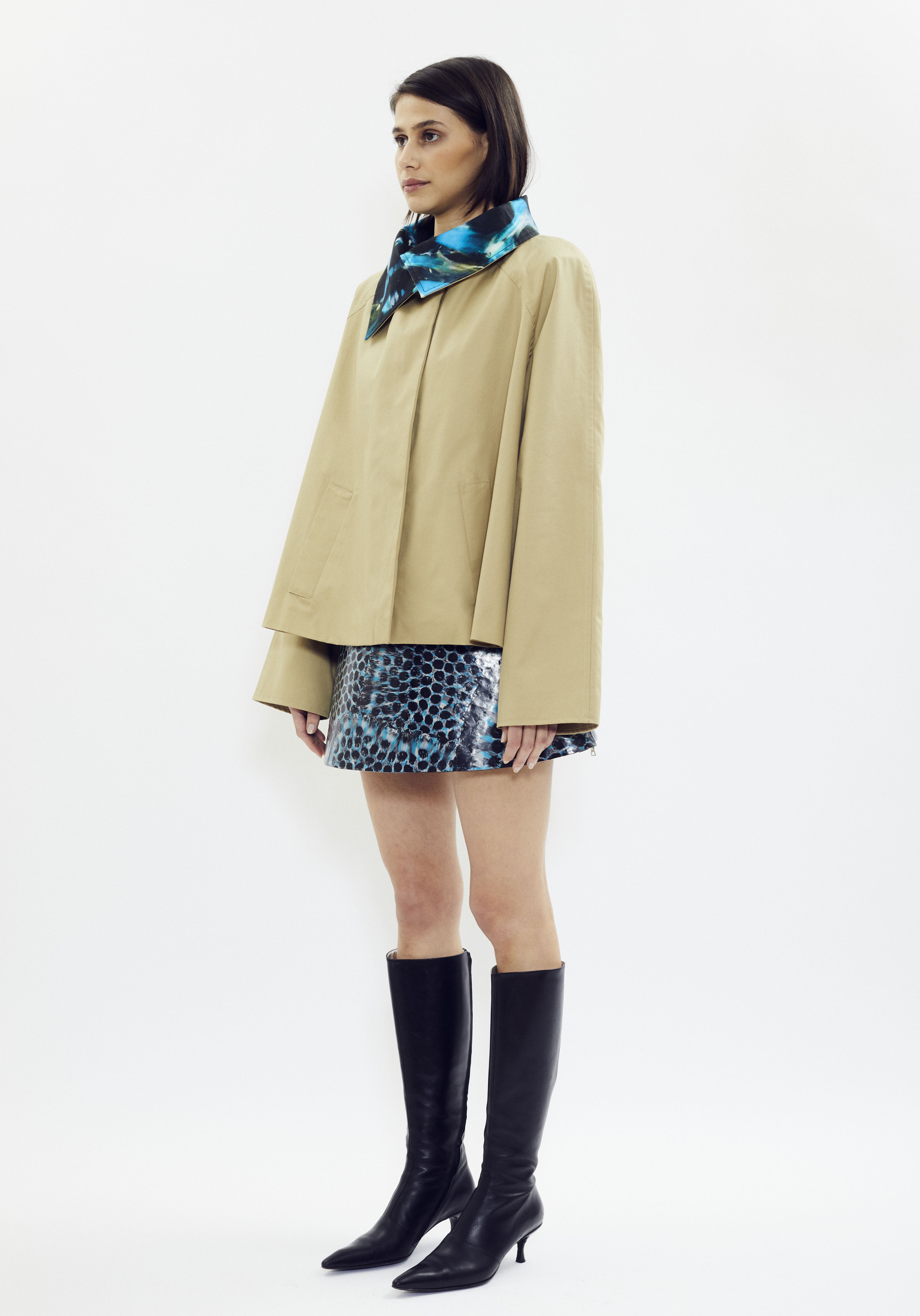 Short trench in beige cotton with signature printed collar detail by SONNEY