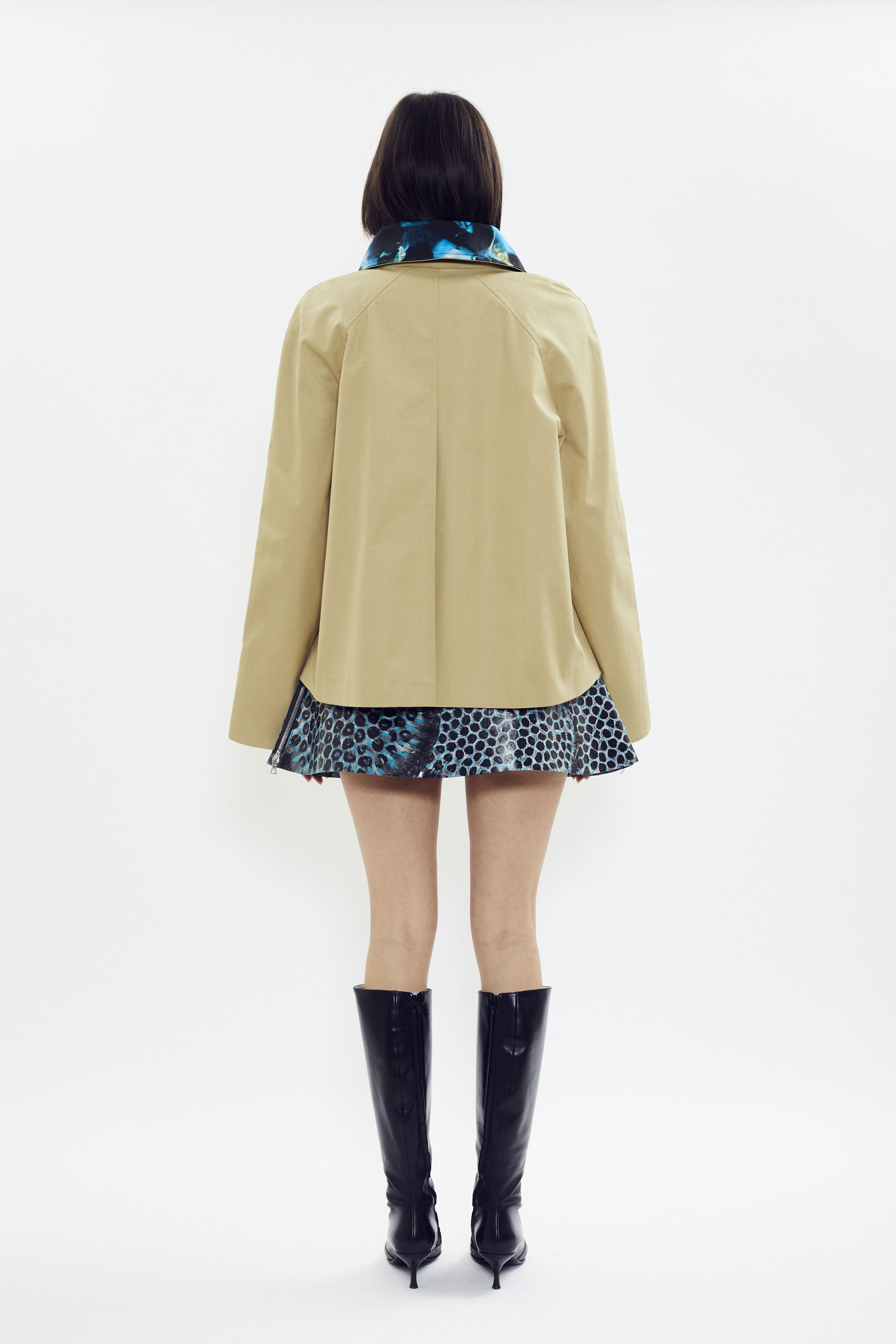 Short trench in beige cotton with signature printed collar detail by SONNEY