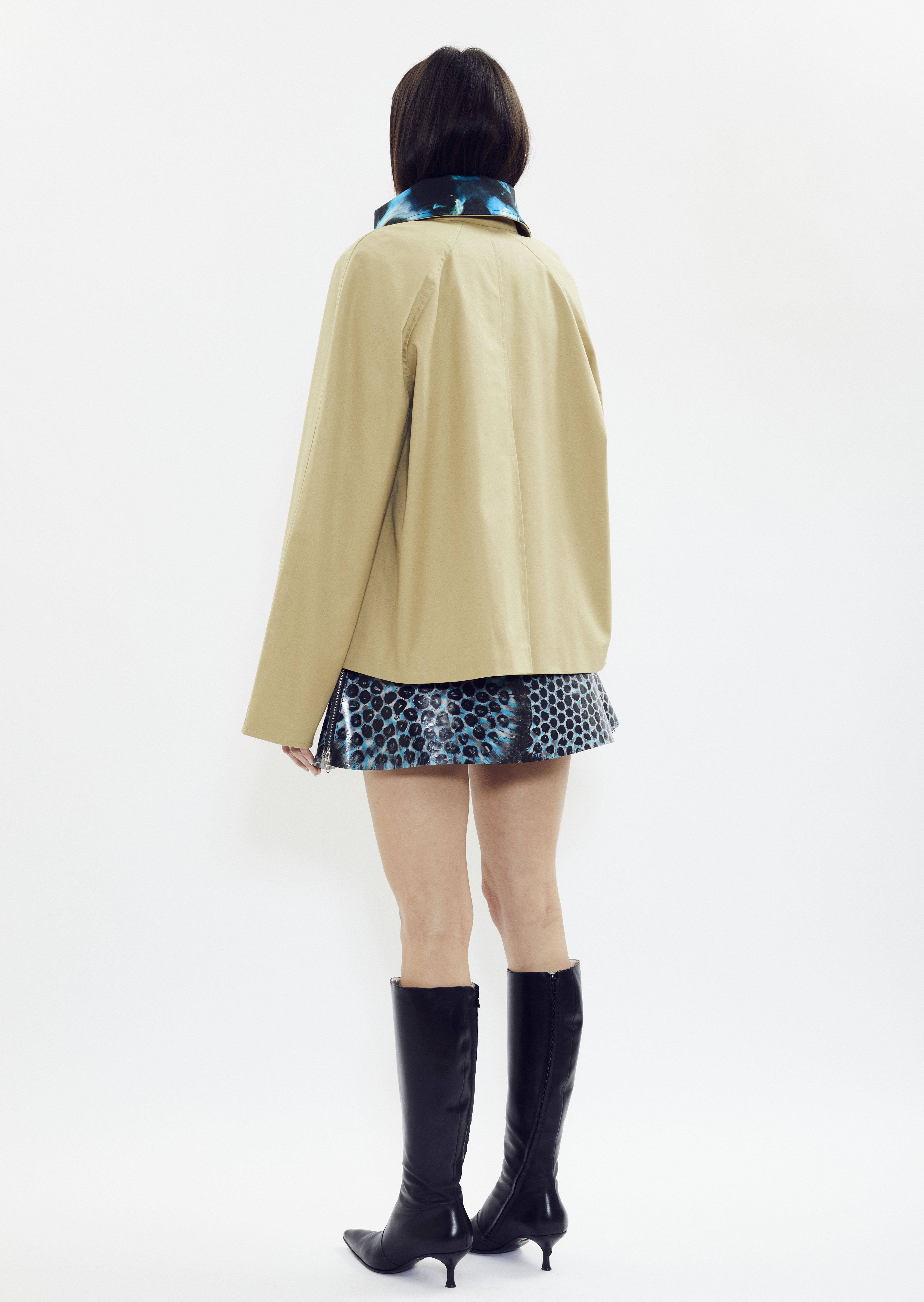 Short trench in beige cotton with signature printed collar detail by SONNEY