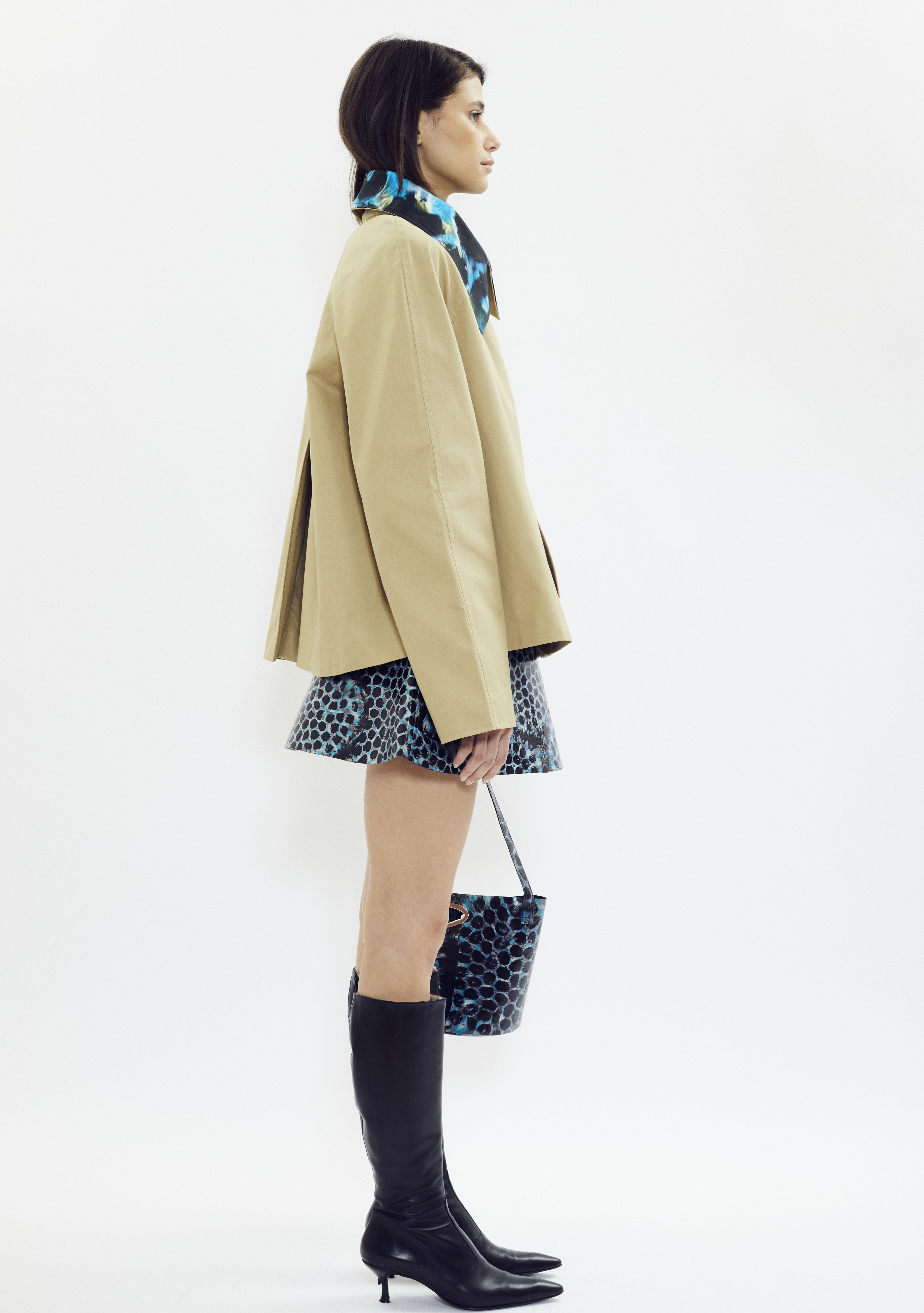 Short trench in beige cotton with signature printed collar detail by SONNEY