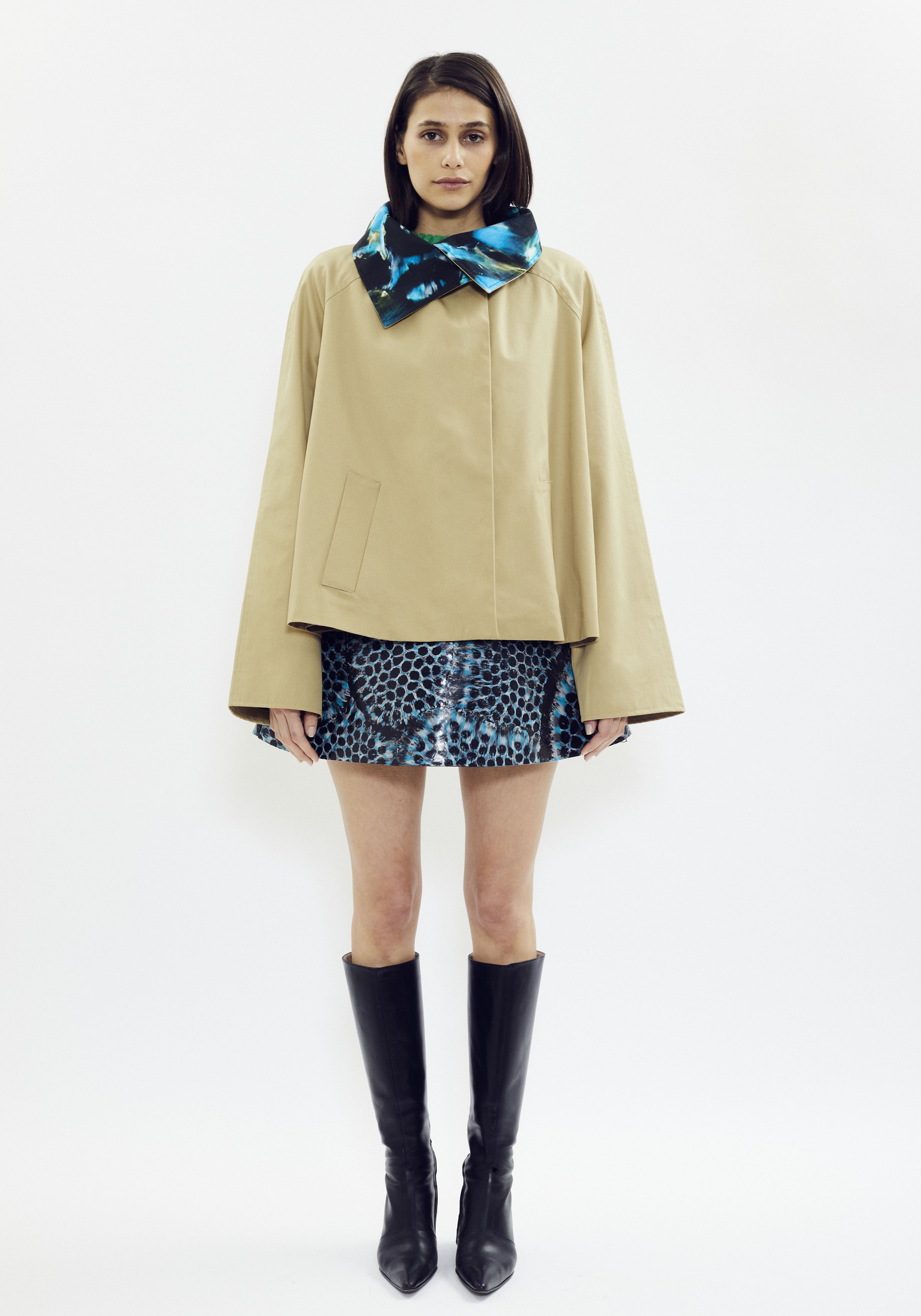 Short trench in beige cotton with signature printed collar detail by SONNEY